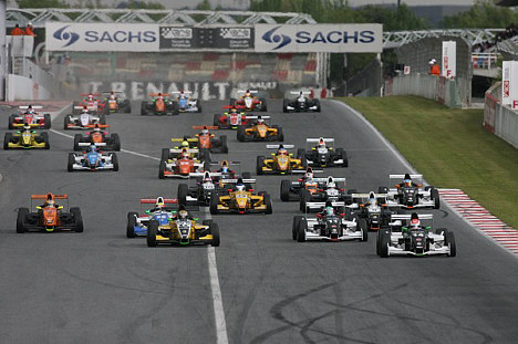 Starten er gået i Barcelona til årets første løb i Eurocup FR 2.0. Johan i midten med sin gule racer.